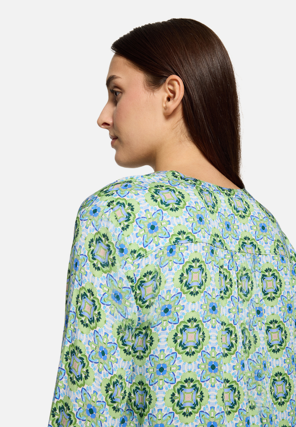 Blusenshirt mit Muster / Detailbild