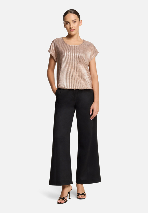Casual-Shirt mit Glanzeffekt / Modellfoto Vorderseite (Outfit)