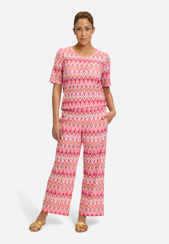 Spitzenshirt mit Rippbündchen / Modellfoto Vorderseite (Outfit)