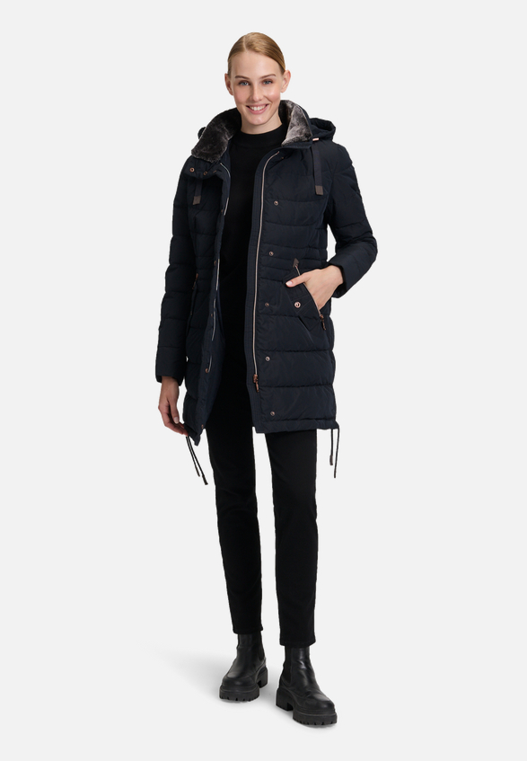 Steppmantel mit Kunstfellkragen / Modellfoto Vorderseite (Outfit)
