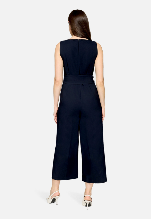 Eleganter Jumpsuit mit Eingrifftaschen / Modellfoto Rückseite