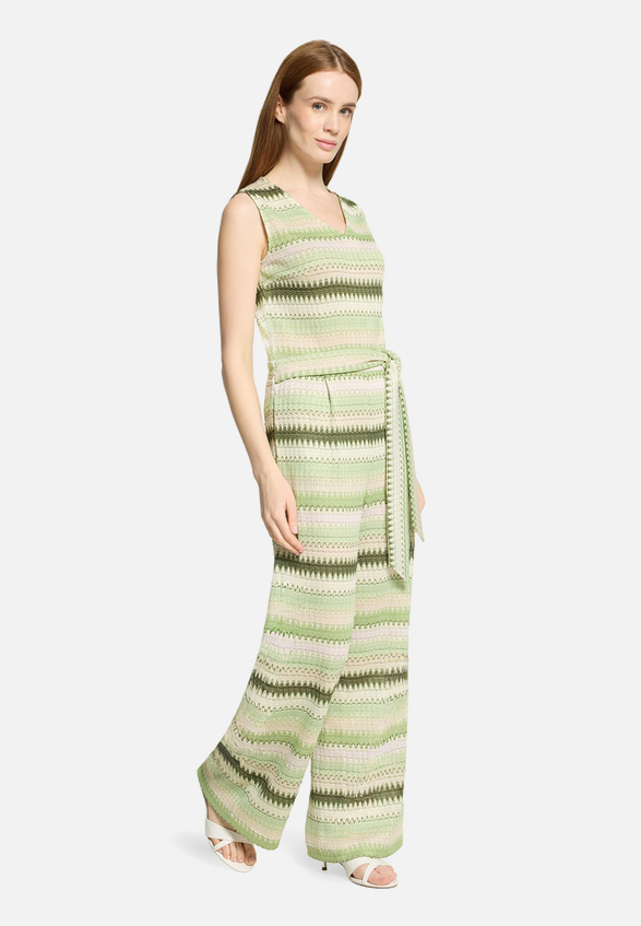 Jumpsuit mit Bindegürtel / Modellfoto Vorderseite (Outfit)