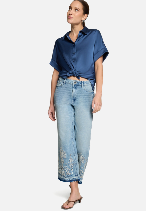 Jeans  mit Stickerei 7/8 Länge  / Modellfoto Vorderseite (Outfit)