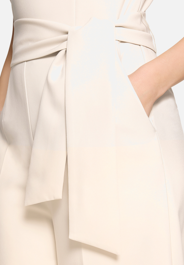 Eleganter Jumpsuit mit Bindegürtel / Detailbild