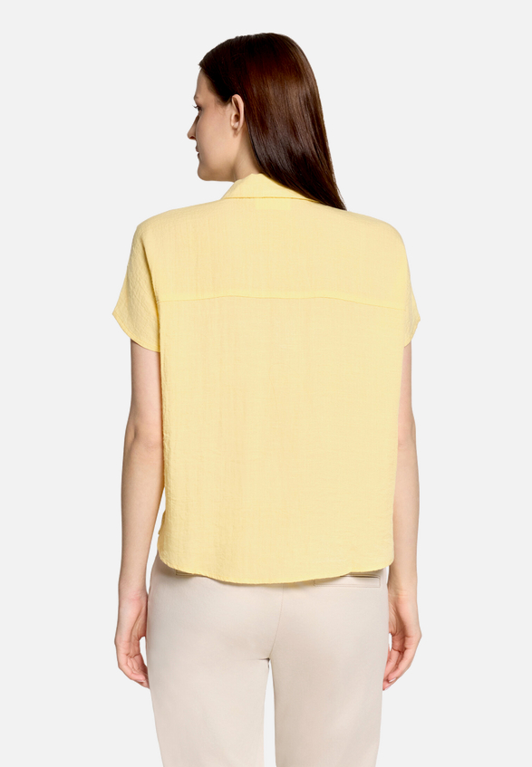 Oversize-Bluse mit aufgesetzter Brusttasche / Modellfoto Rückseite