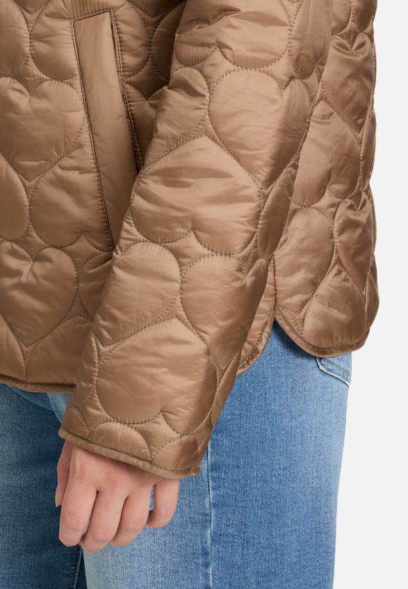 Outdoorjacke mit Steppungen / Detailbild