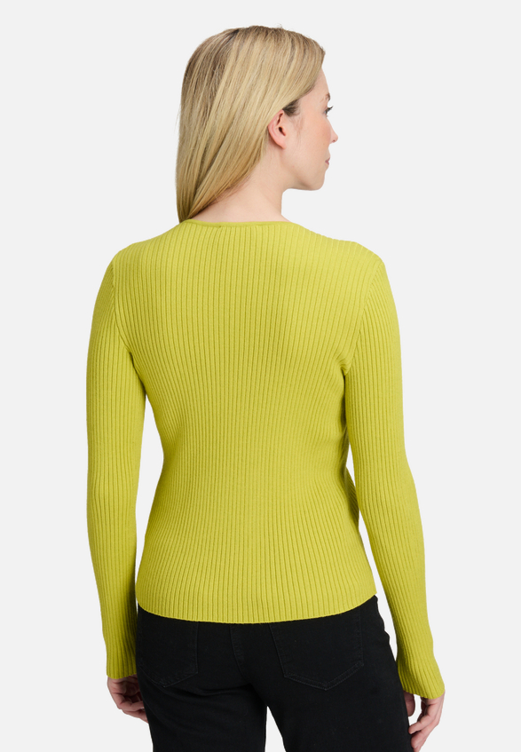 Feinstrickpullover mit Rippenstruktur / Modellfoto Rückseite