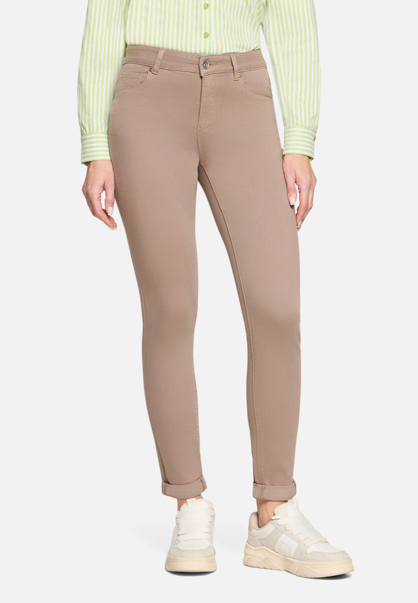 Slim Fit Jeans  mit Stretch Anteil Style Sunny  / Modellfoto Vorderseite