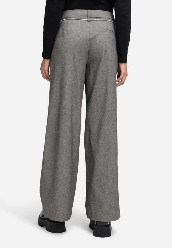 Casual-Hose mit Bindegürtel / Modellfoto Rückseite