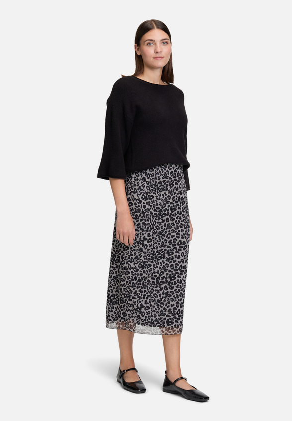 Bleistiftrock mit Leoprint / Modellfoto Vorderseite (Outfit)