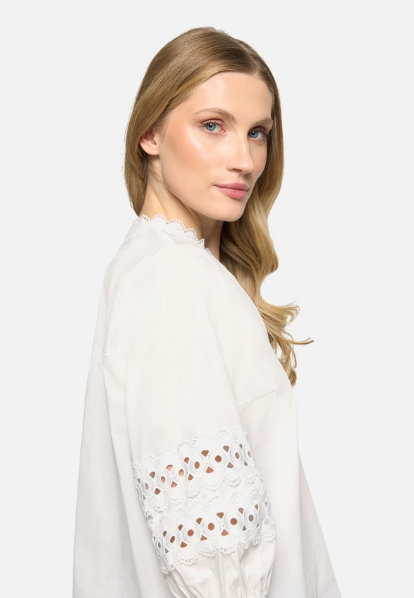 Casual-Bluse mit Spitzeneinsatz / Detailbild