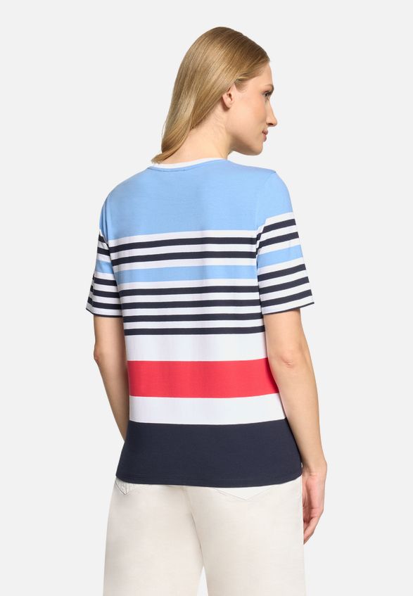 Basic Shirt mit Ringel / Modellfoto Rückseite