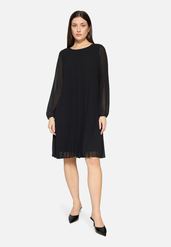 Chiffonkleid mit Plissee / Modellfoto Vorderseite