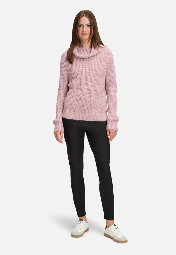 Strickpullover mit Lurexfaden / Modellfoto Vorderseite (Outfit)