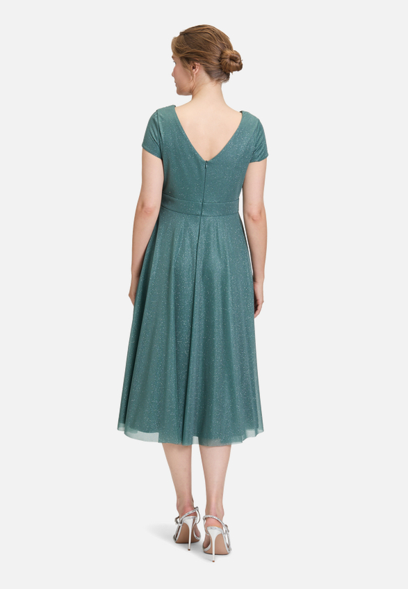 Cocktailkleid im Glitzer-Look / Modellfoto Rückseite