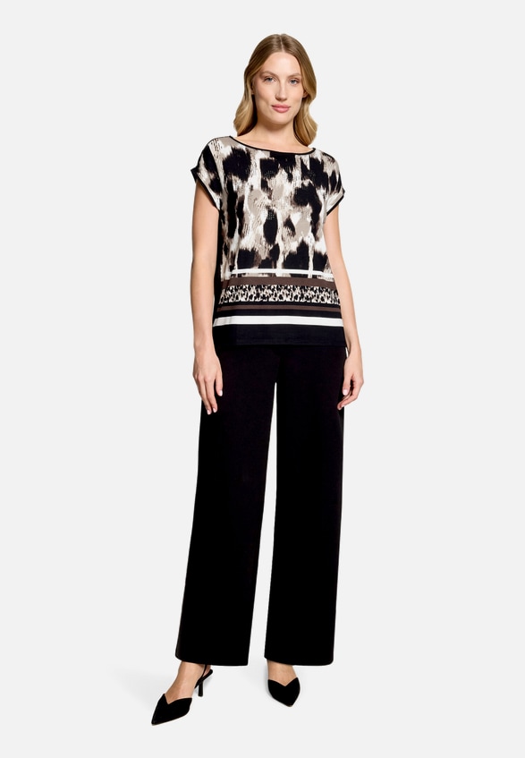 Shirt  mit Print und Rundhalsausschnitt  / Modellfoto Vorderseite (Outfit)