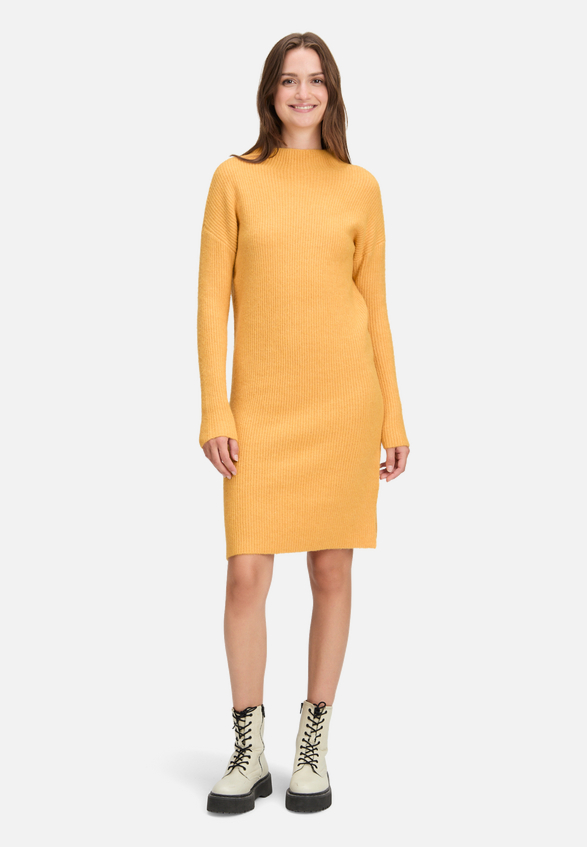 Strickkleid mit Stehkragen / Modellfoto Vorderseite (Outfit)