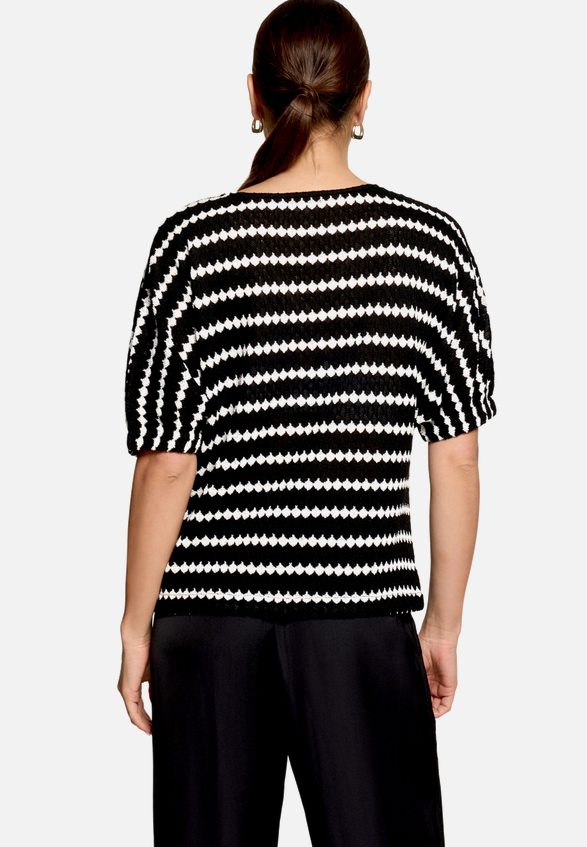Strickshirt  mit Streifen / Modellfoto Rückseite