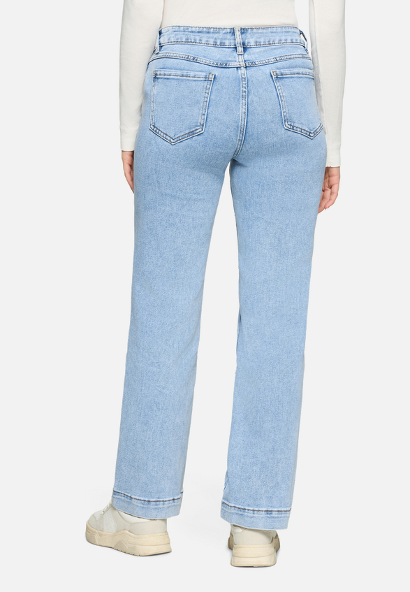 Stretch-Jeans mit Strass / Modellfoto Rückseite