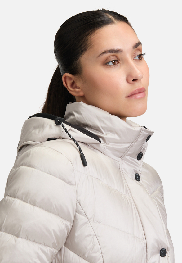 Steppjacke mit abnehmbarer Kapuze / Detailbild