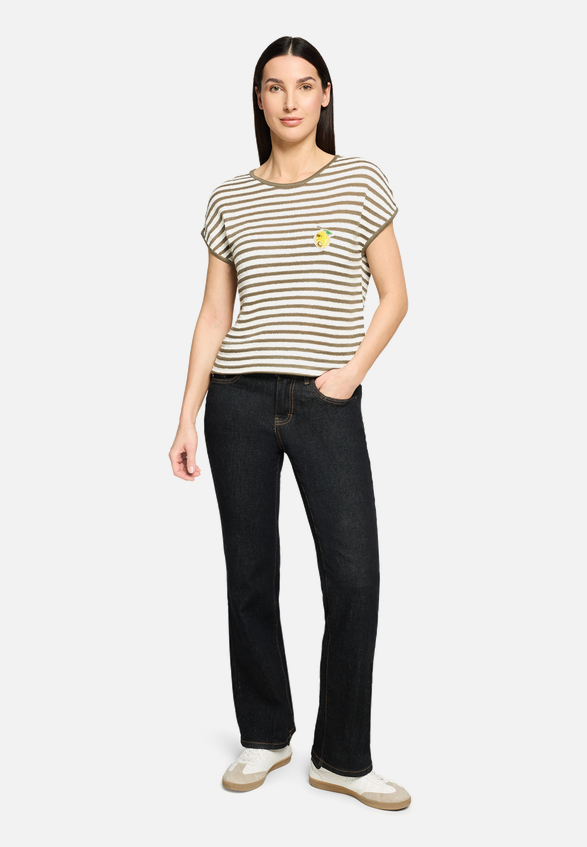 Rundhals-Shirt mit Streifen / Modellfoto Vorderseite (Outfit)