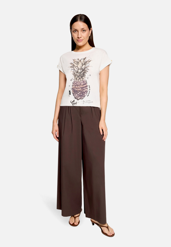 Printshirt mit Ärmelaufschlag / Modellfoto Vorderseite (Outfit)