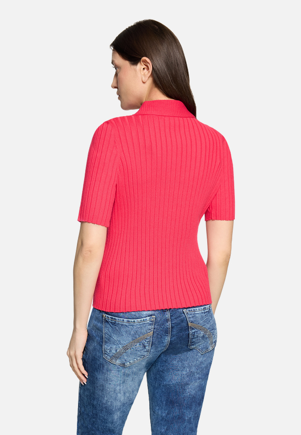 Strickpullover mit Kragen / Modellfoto Rückseite