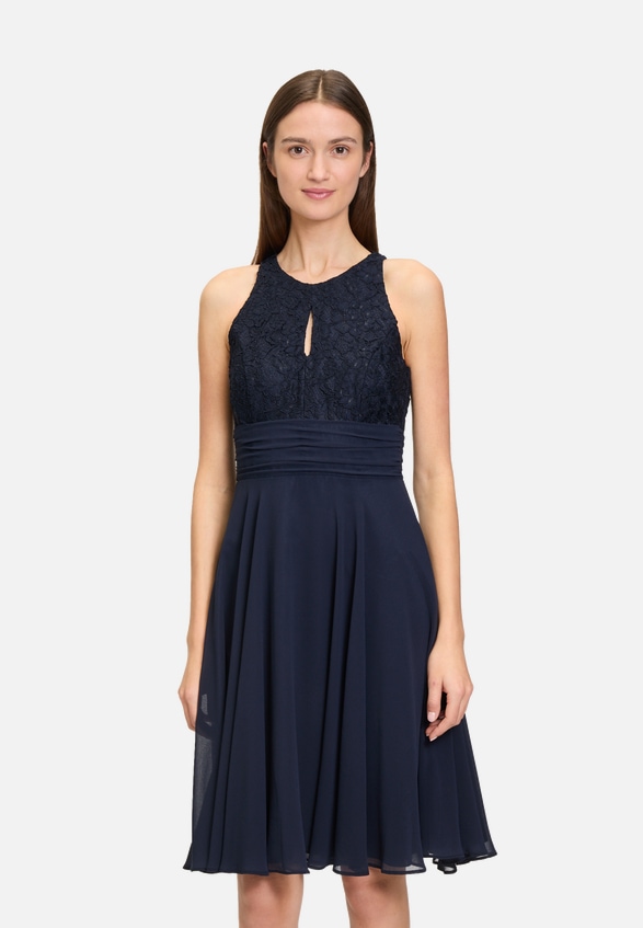Abendkleid mit Spitze / Modellfoto Vorderseite