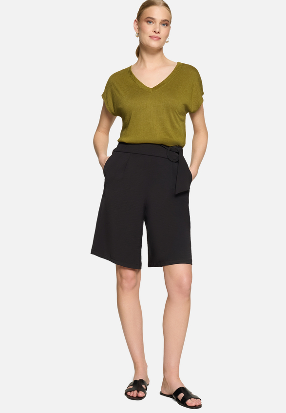 Basic-T-Shirt  mit V-Ausschnitt / Modellfoto Vorderseite (Outfit)