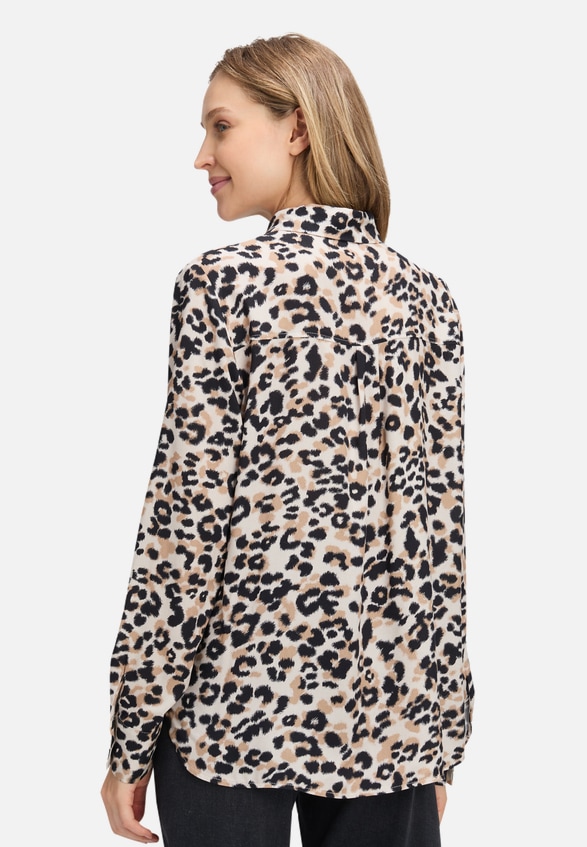 Hemdbluse mit Print / Modellfoto Rückseite