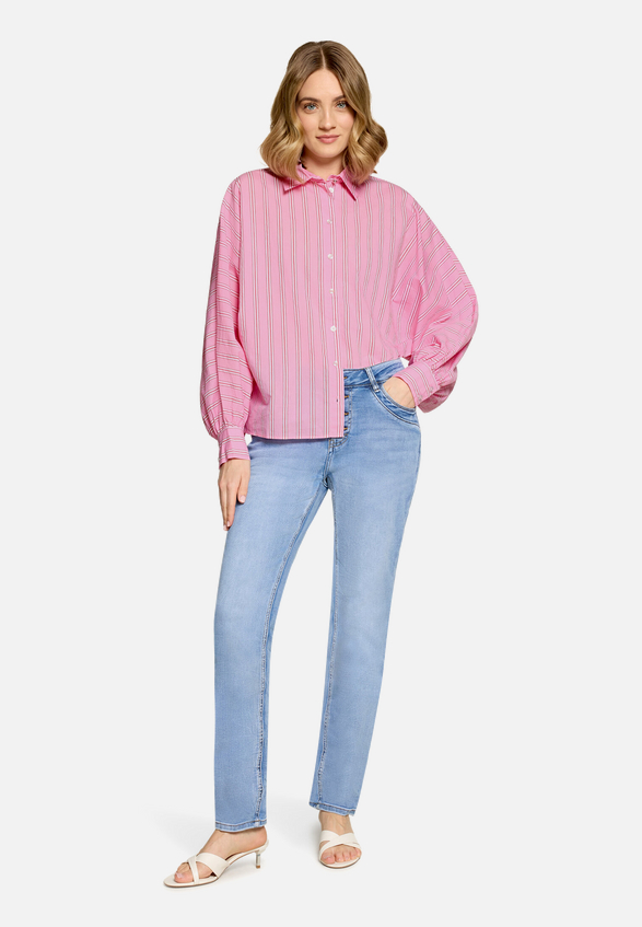 Oversize-Bluse mit Streifen / Modellfoto Vorderseite (Outfit)