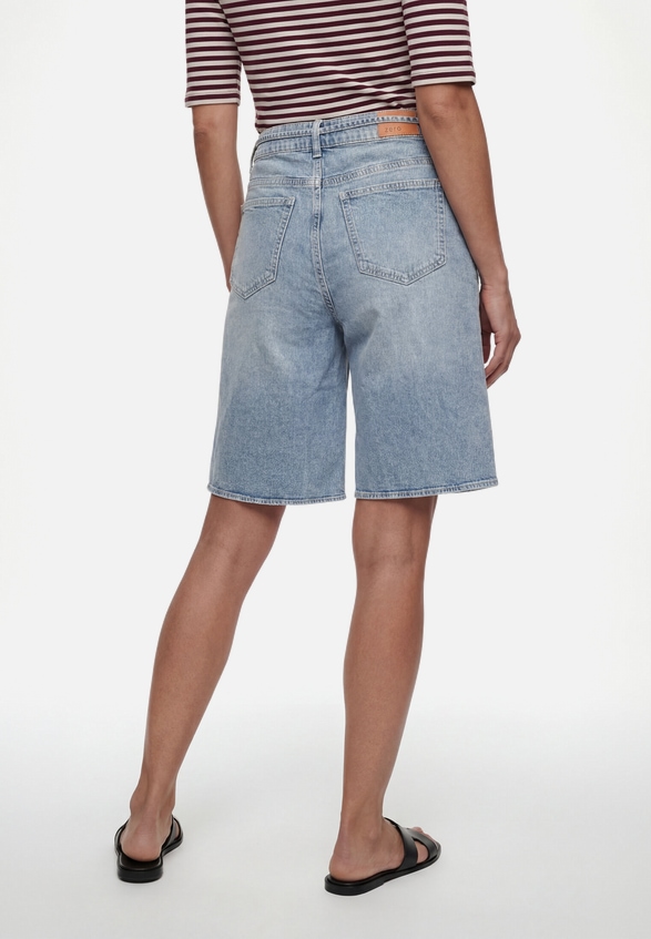 Jeans-Shorts mit Bindedetail  / Modellfoto Rückseite