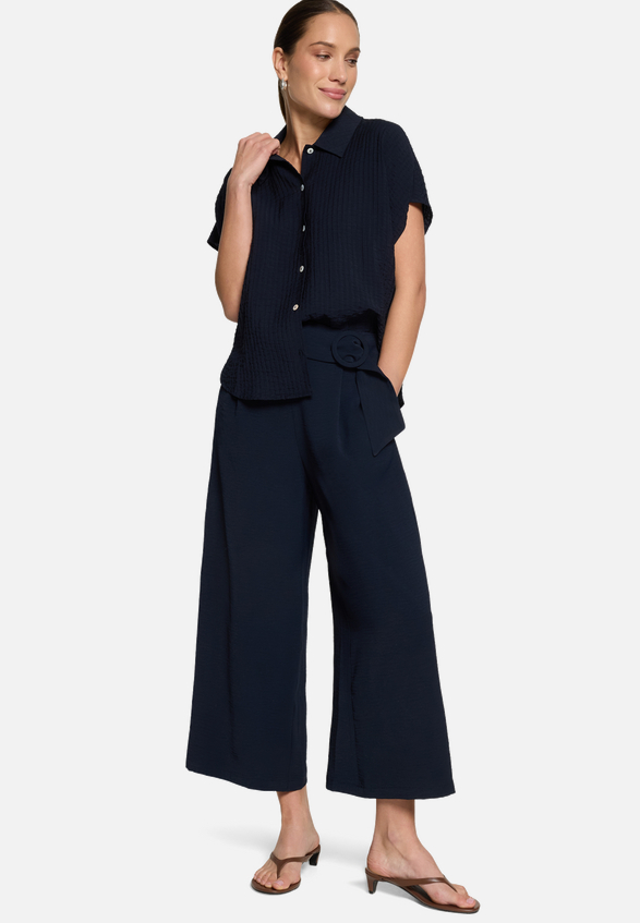 Hemdbluse  kurzarm Crinkle-Struktur / Modellfoto Vorderseite (Outfit)