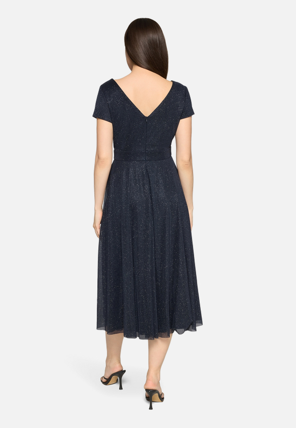 Cocktailkleid im Glitzer-Look / Modellfoto Rückseite