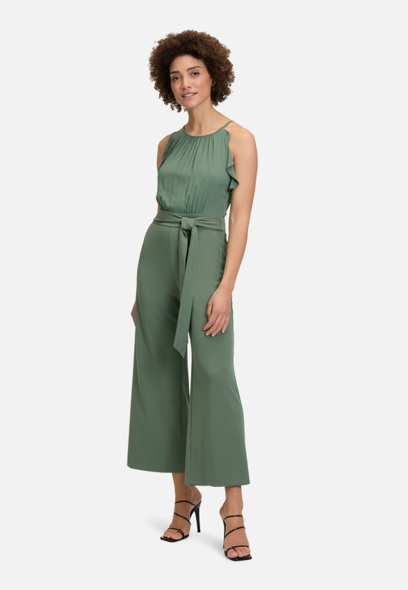 Jumpsuit mit Volant / Modellfoto Vorderseite