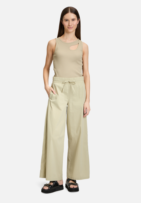 Basic-Top mit Rundhalsausschnitt / Modellfoto Vorderseite (Outfit)