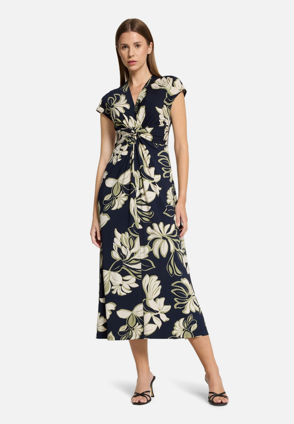 Midikleid mit Raffung / Modellfoto Vorderseite (Outfit)