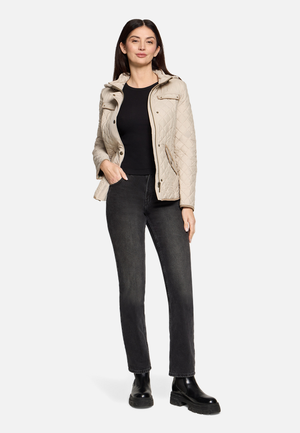 Sommerjacke mit abnehmbarer Kapuze / Modellfoto Vorderseite (Outfit)