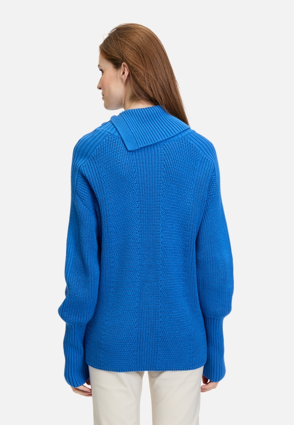 Grobstrick-Pullover mit hohem Kragen / Modellfoto Rückseite