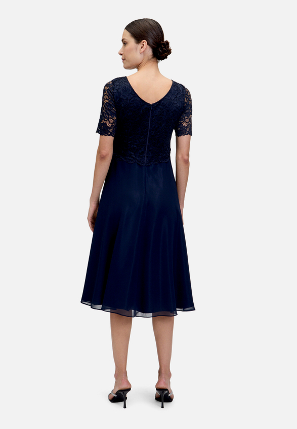 Cocktailkleid mit Spitze / Modellfoto Rückseite