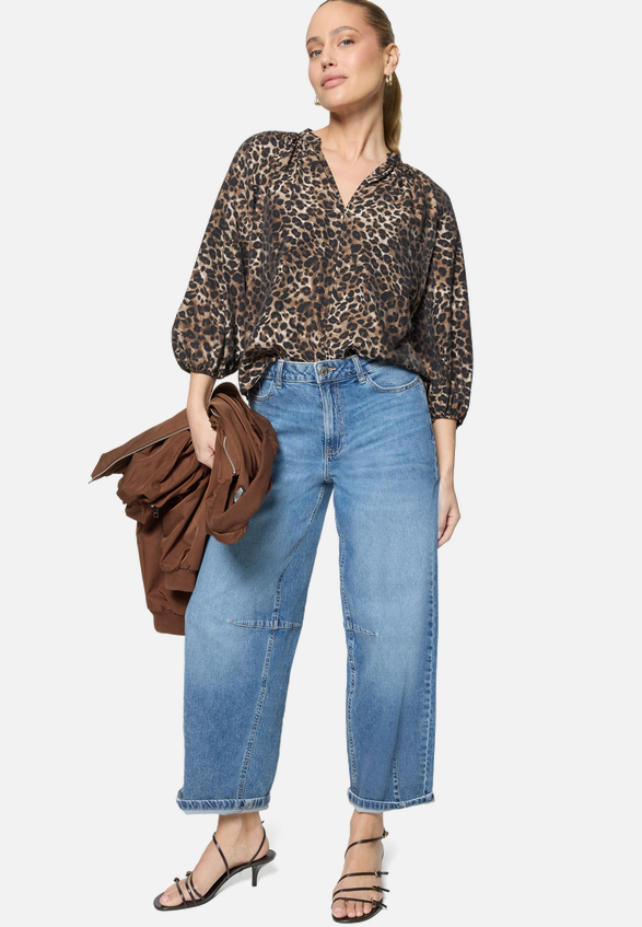 Schlupfbluse  mit Leoprint / Modellfoto Vorderseite (Outfit)