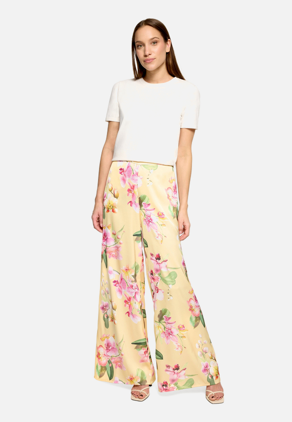 Marlene-Hose mit Blumenprint / Modellfoto Vorderseite (Outfit)