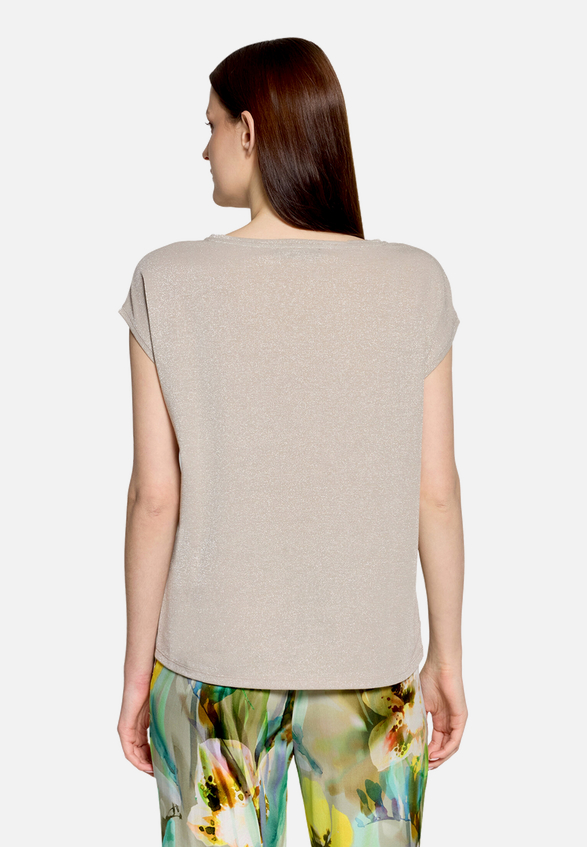 Blusenshirt mit Aufdruck / Modellfoto Rückseite