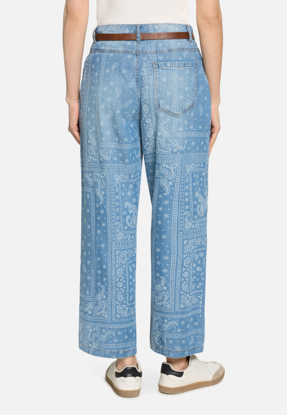 Casual-Hose mit Gürtel / Modellfoto Rückseite