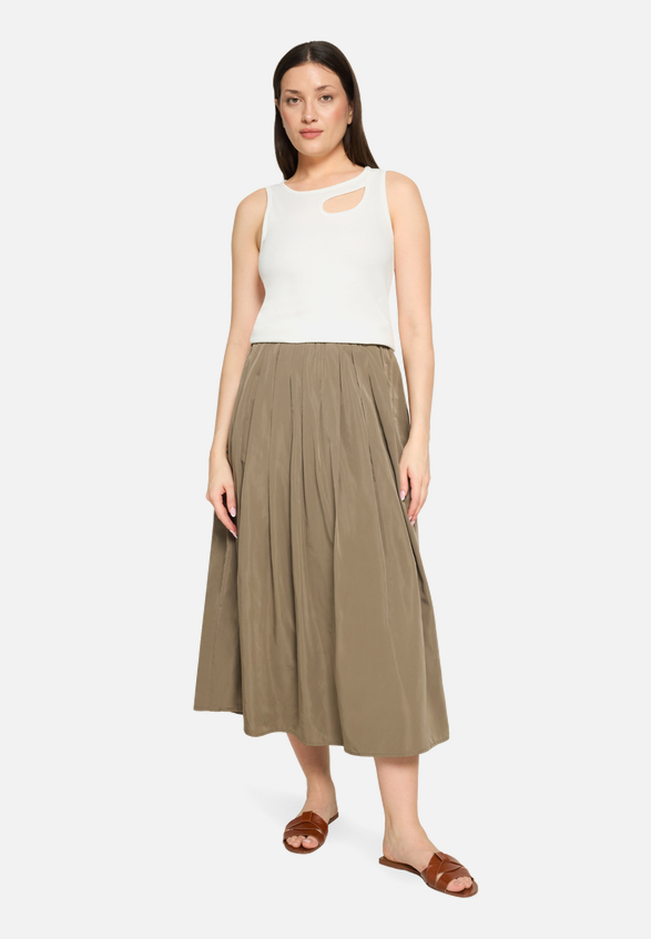 Basic-Top mit Rundhalsausschnitt / Modellfoto Vorderseite (Outfit)