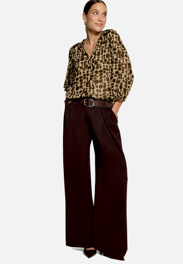 Gemusterte Schlupfbluse  mit 3/4 Arm  / Modellfoto Vorderseite (Outfit)