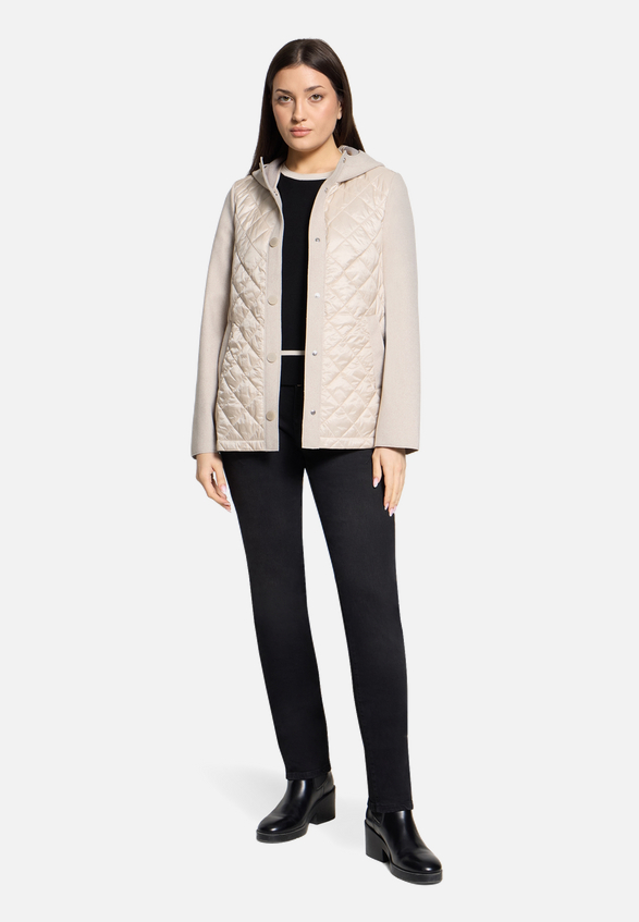 Outdoorjacke mit Kapuze / Modellfoto Vorderseite (Outfit)