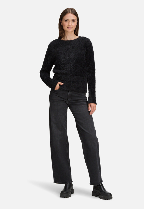 Strickpullover mit V-Ausschnitt / Modellfoto Vorderseite (Outfit)