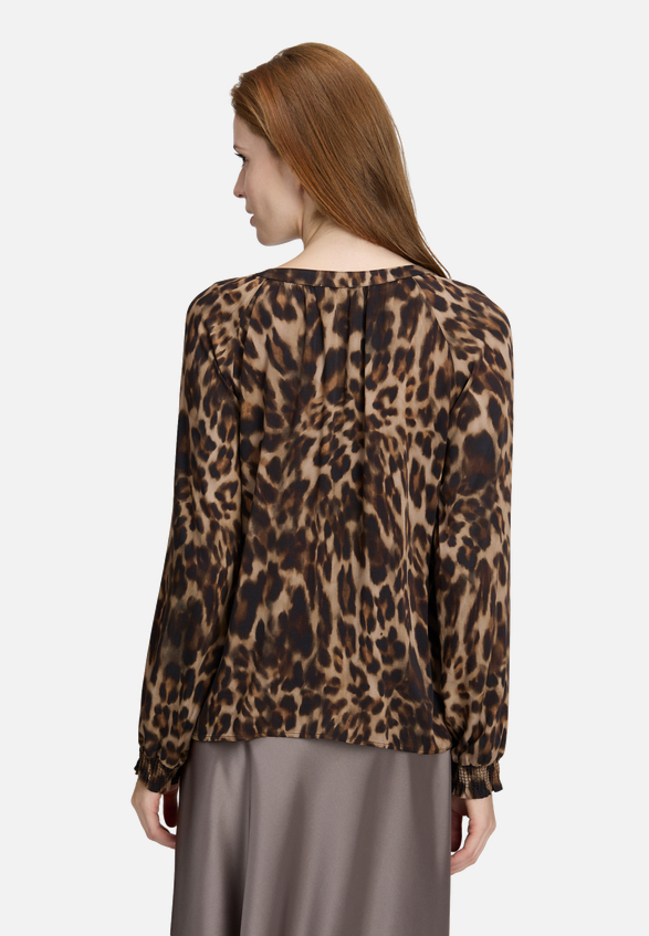 Casual-Bluse mit Muster / Modellfoto Rückseite