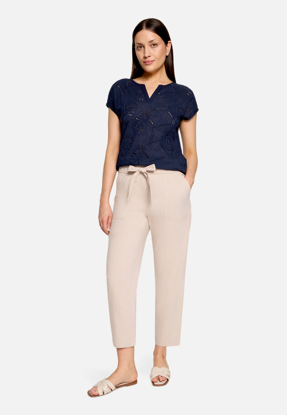 Casual-Hose mit elastischem Bund / Modellfoto Vorderseite (Outfit)